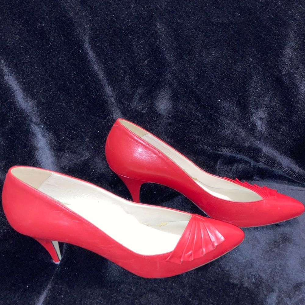 Stunning vintage leather kitten heel pumps in bright red, size 7 narrow